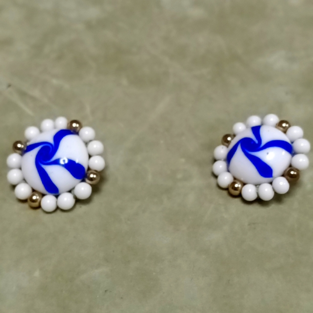 VINTAGE WHITE BEADED AND BLUE SWIRLS CLIP ON EARRINGS